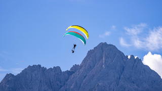  10.09.2022, Lienz, AUT, 35. Red Bull Dolomitenmann 2022, Showprogramm, im Bild Paragleiter Flugshow // during a side event of the 35th Red Bull Dolomitenmann 2022 in Lienz, Austria on 2022/09/10. / Expa Lienz *** 10 09 2022, Lienz, AUT, 35 Red Bull Dolomitenmann 2022, show program, in the picture paragliding air show during a side event of the 35th Red Bull Dolomitenmann 2022 in Lienz, Austria on 2022 09 10 Expa Lienz PUBLICATIONxNOTxINxAUTxRUSxPOL EP_luk