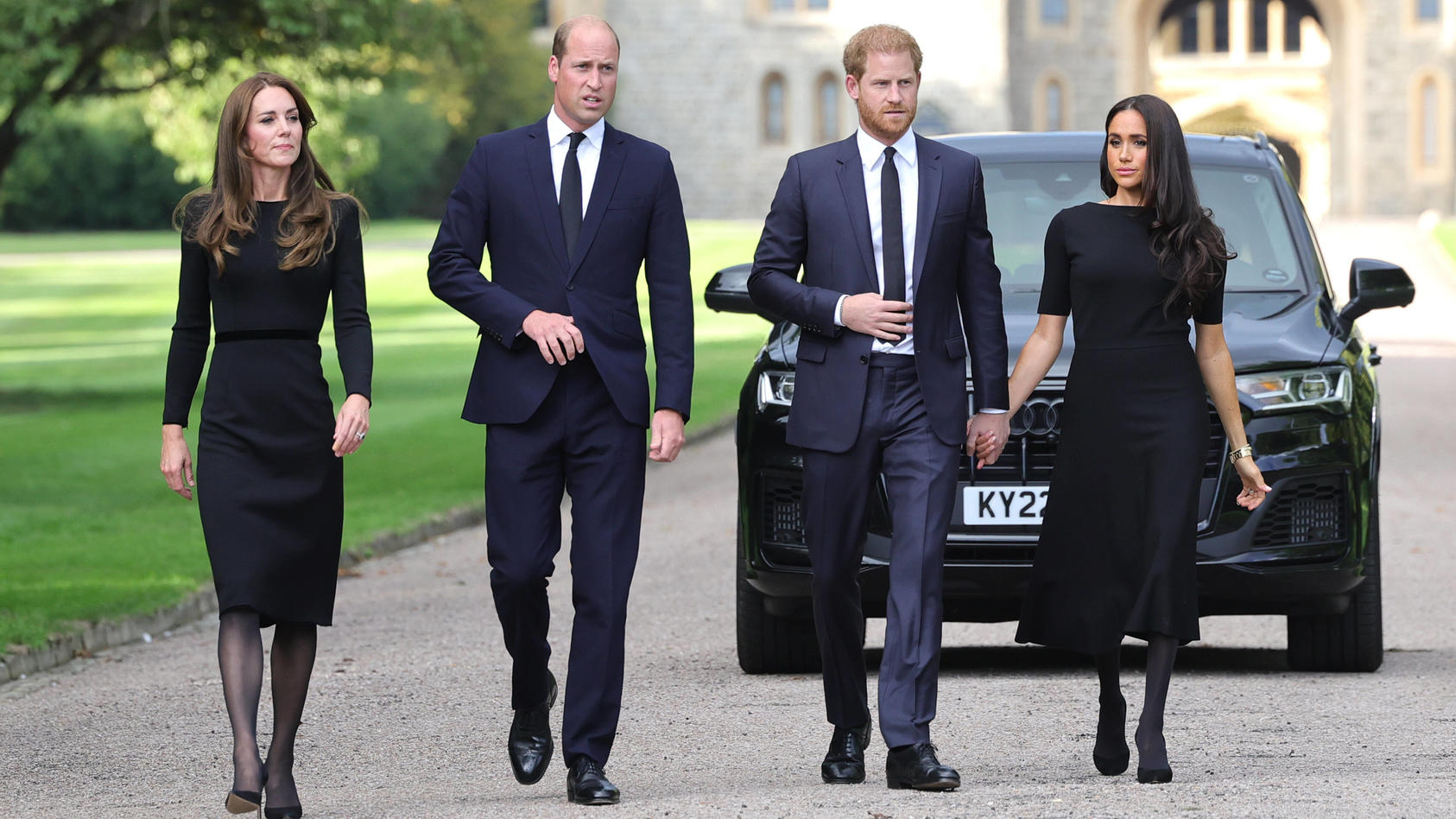  . 10/09/2022. Windsor, United Kingdom. William , Prince of Wales and Catherine, Princess of Wales ,  William and Kate Middleton  together with Prince Harry and Meghan Markle , the Duke and Duchess of Sussex, look at the floral tributes at Windsor Ca