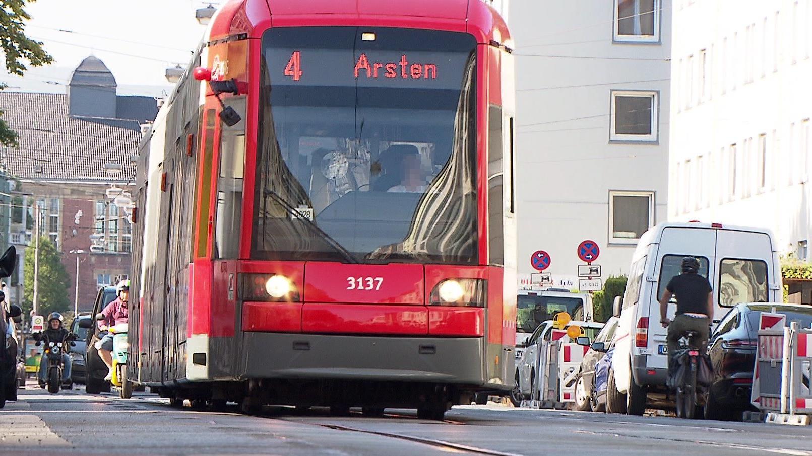 In einer Straßenbahn in Bremen wurde die Trans-Frau angegriffen.