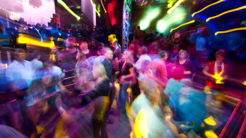 ARCHIV - Partygäste tanzen am 17.04.2010 in der Diskothek Bellevue in Frankfurt (Oder). Das geplante neue Tarifsystem des Musikrechte- Verwerters GEMA bedroht nach Einschätzung von Politikern der Koalition in Schwerin Musikveranstaltungen. Bei Diskot
