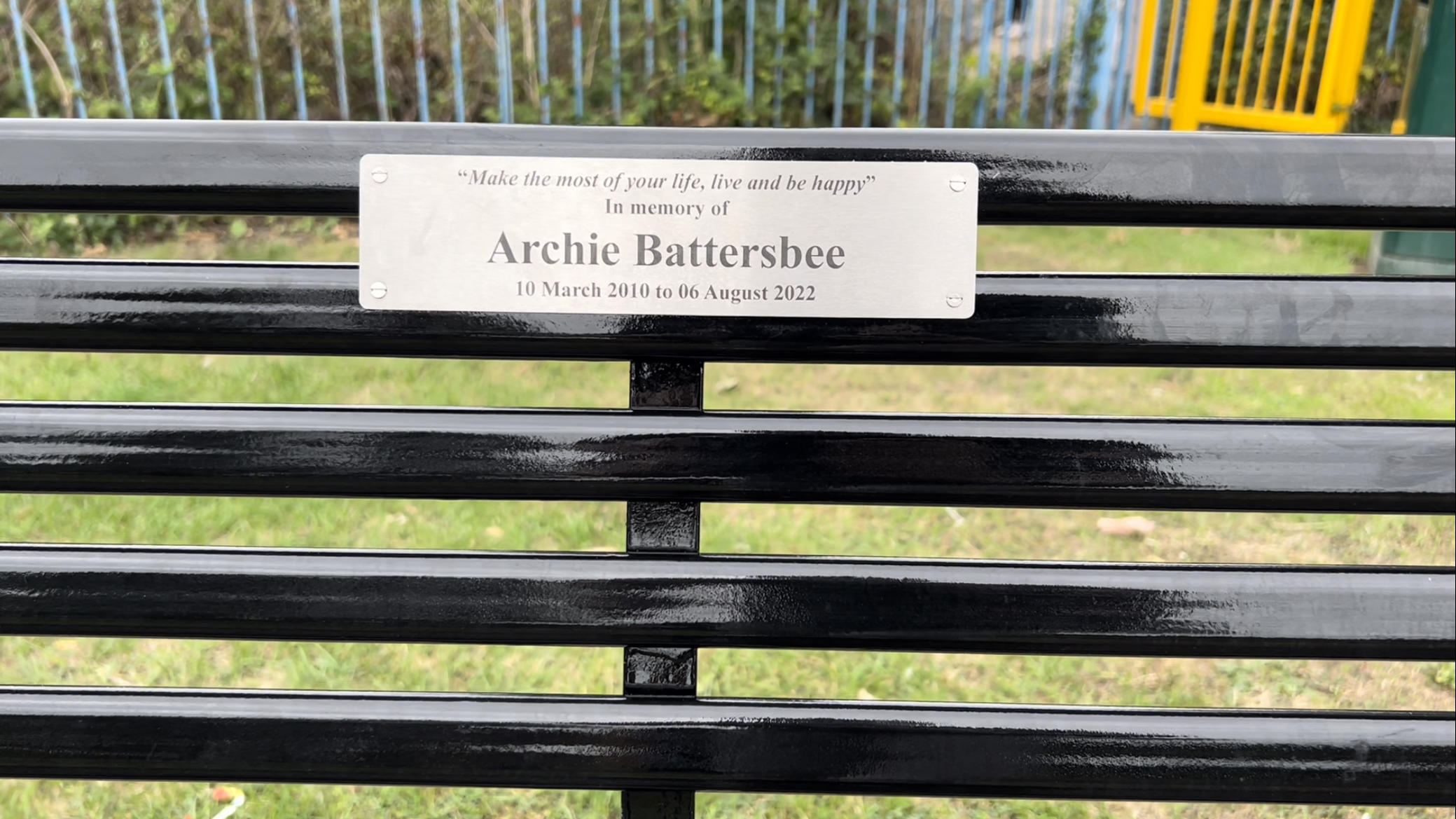 "Mach das Meiste aus deinem Leben, lebe und sei glücklich. In Erinnerung an Archie Battersbee" steht auf der Parkbank. Seine Mutter Hollie Dance hat sie auf einem Spielplatz aufgebaut und am Tag von Archies Trauergottesdienst enthüllt.
