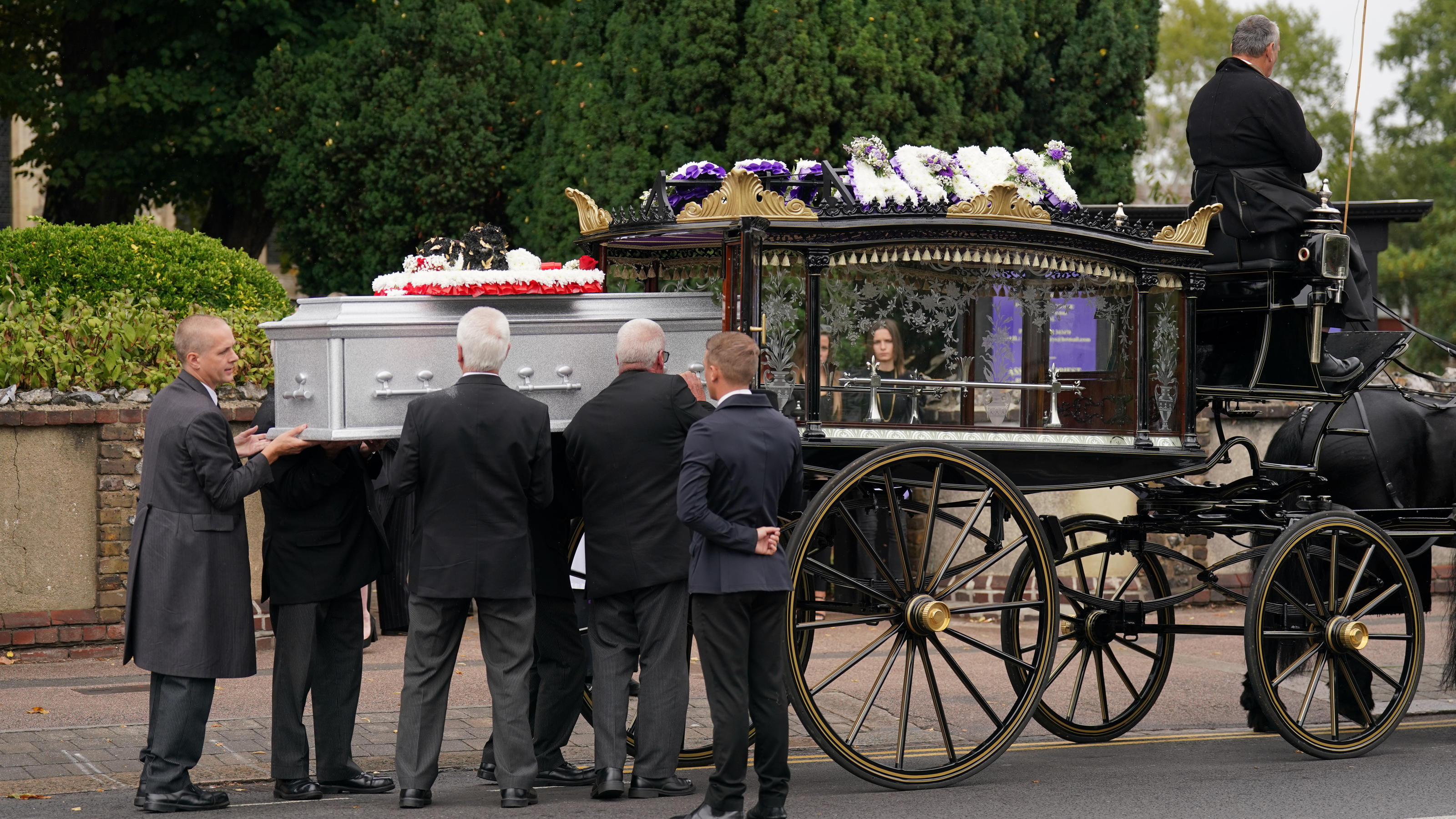 Eine Kutsche bringt den Sarg von Archie Battersbee ins Krematorium.