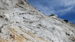 07.09.2021, Bayern, Grainau: Bergsteiger erklimmen die letzte Höhenmeter zum Zugspitzgipfel vom Zugspitzplatt aus. Foto: Angelika Warmuth/dpa +++ dpa-Bildfunk +++
