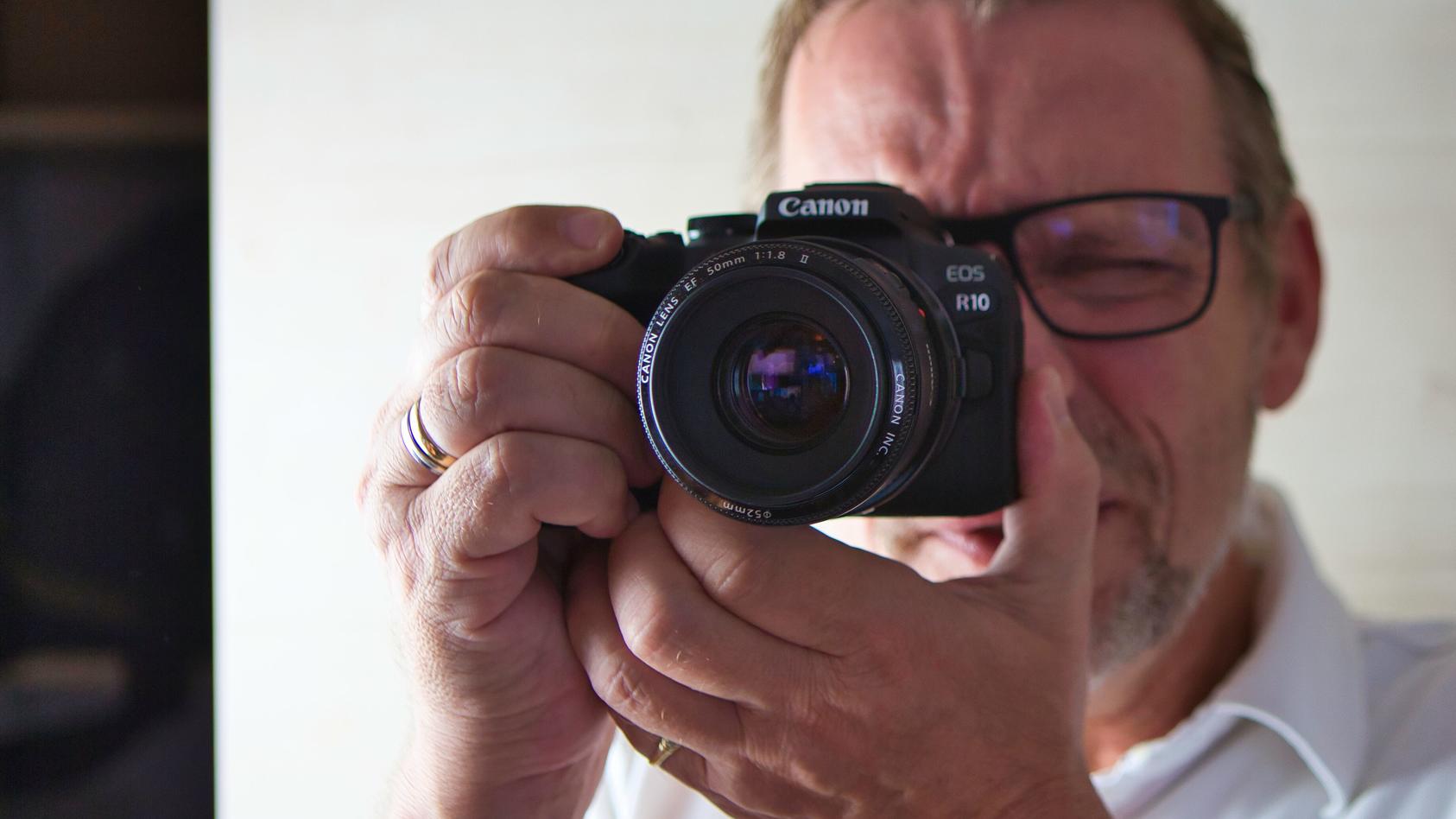 Die Canon EOS R10 im Alltagstest: Die kompakte Kamera liegt gut in der Hand