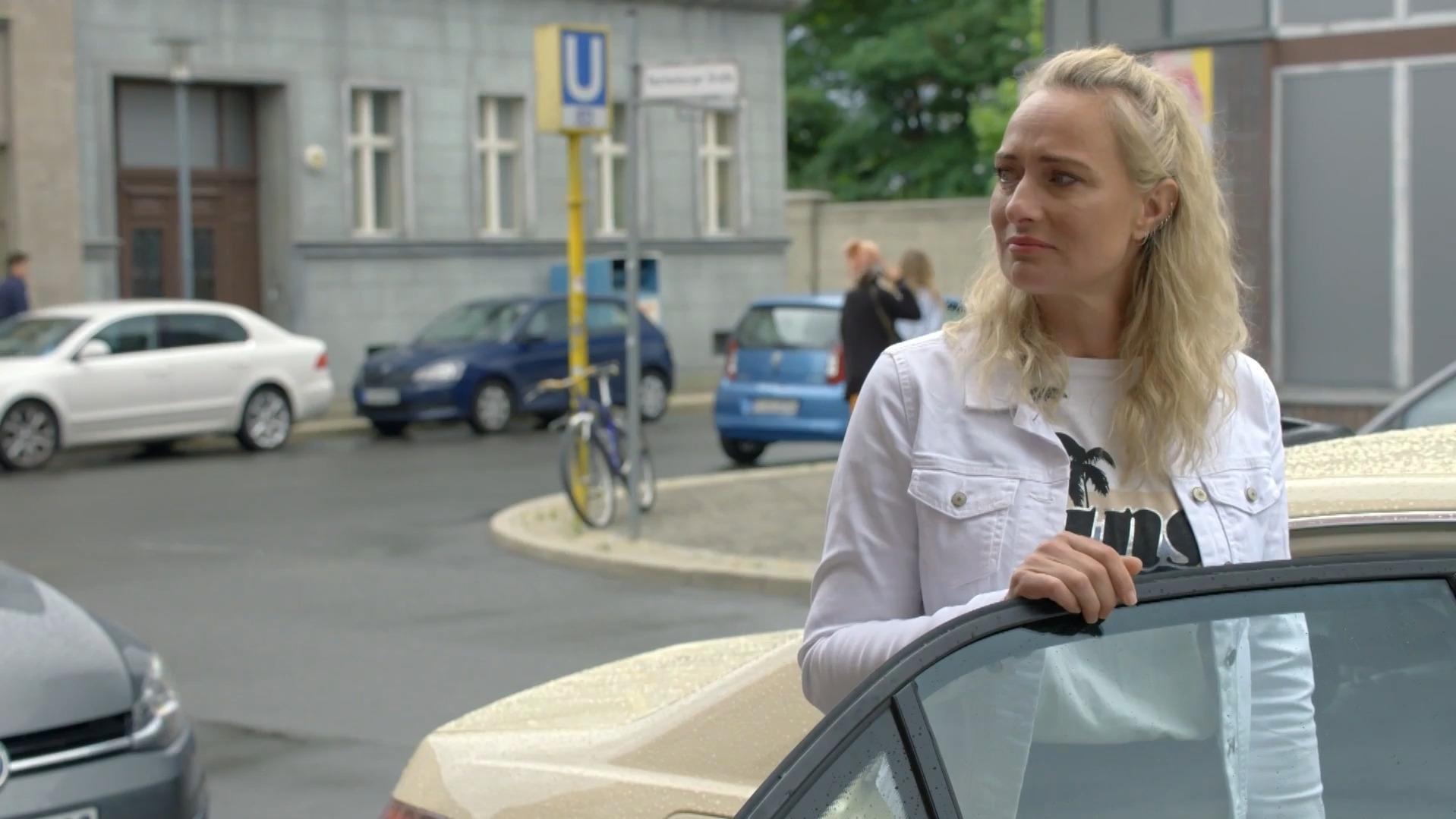 Maren wagt noch einen letzten Blick zurück in den Kolle-Kiez, bevor es zum Flughafen und auf große Weltreise geht. 