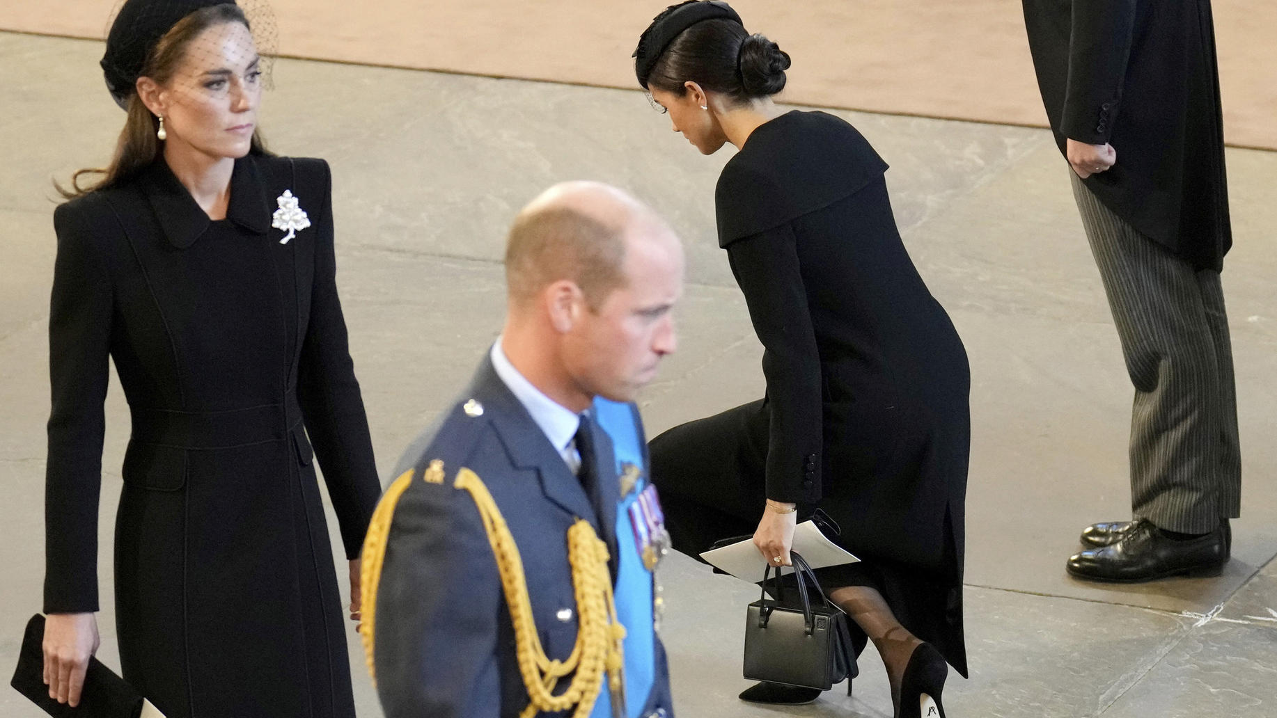 Ein Zeichen des Respekts: Meghans Kniefall vor dem Sarg der Queen