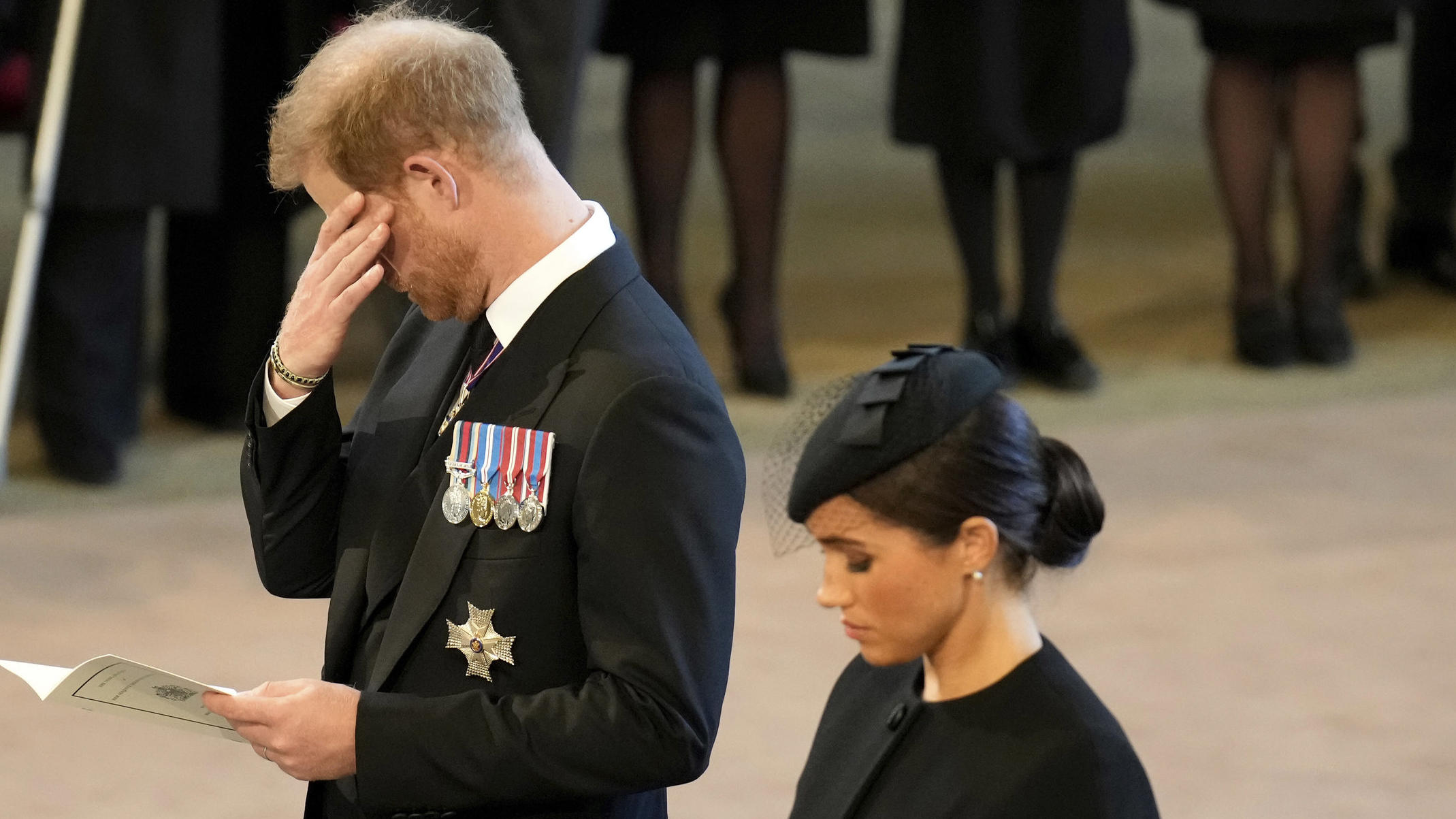 Sie braucht ihn - er braucht sie:  Harry und Meghan in der Westminster Hall am Sarg der Queen
