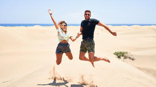 Paar auf Gran Canaria am Sandstrand.