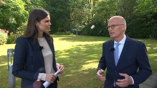 Hamburgs Erster Bürgermeister Peter Tschentscher (SPD) im Gespräch mit RTL Nord-Moderatorin Linda Mürtz.