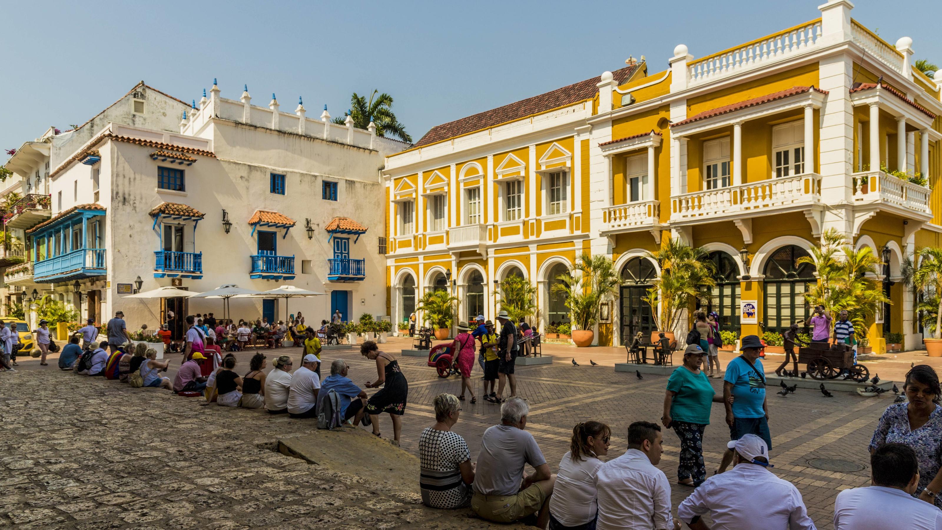 People relaxing in Plaza de San Pedro Claver, Cartagena de Indias, Colombia, South America