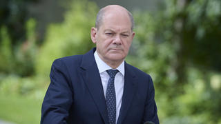  Berlin, Statements von Olaf Scholz, Yasmin Fahimi und Rainer Dulger nach ihrem Gespräch zur Konzertierten Aktion Bundeskanzler Olaf Scholz SPD, Yasmin Fahimi DGB-Vorsitzenden und Rainer Dulger BDA-Präsidenten geben am 15.09.2022 ein Statement nach ihrem Gespräch zur Konzertierten Aktion im Garten des Bundeskanzleramt ab. Berlin Bundeskanzleramt Berlin Deutschland *** Berlin, Statements of Olaf Scholz, Yasmin Fahimi and Rainer Dulger after their conversation on the Concerted Action Federal Chancellor Olaf Scholz SPD , Yasmin Fahimi DGB Chairwoman and Rainer Dulger BDA President give a statement after their conversation on the Concerted Action in the garden of the Federal Chancellery Berlin Federal Chancellery Berlin Germany