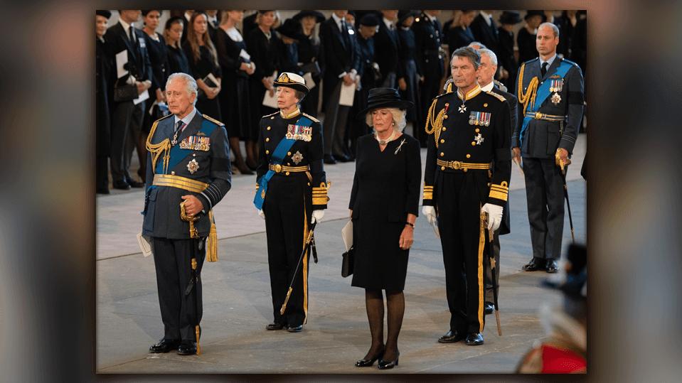 König Charles, Prinzessin Anne, Queen Consort Camilla, Tim Laurence, Prince Edward,  und Prinz William zollen Elizabeth II. Respekt. Ob Camilla hier neben Trauer auch Schmerz verspürt?