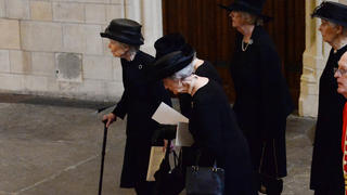 Die Hofdamen von Queen Elizabeth (†96) erweisen ihrer Chefin am 14. September 2022 bei der Aufbahrung des Sarges die letzte Ehre.