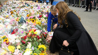Herzogin Kate legt zusammen mit der achtjährigen Elizabeth Sulkovska Blumen der Trauer für Queen Elizabeth II. nieder.