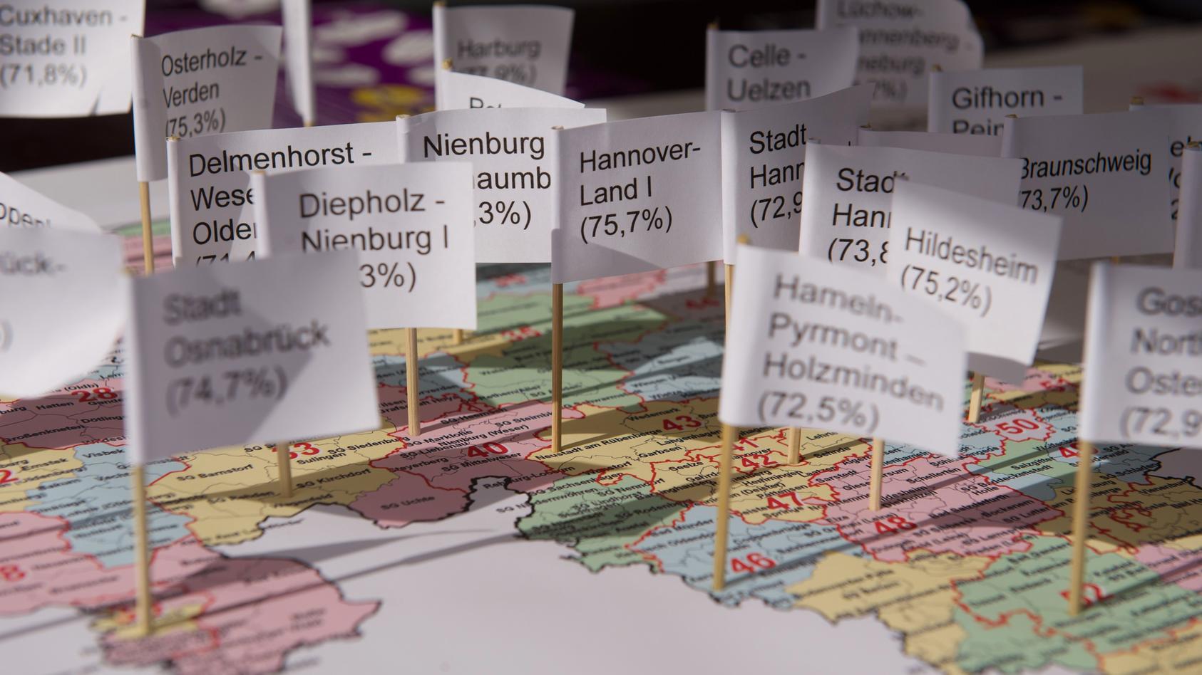 Fähnchen verschiedener niedersächsischer Wahlkreise mit der prozentualen Wahlbeteiligung aus dem Jahr 2009 stecken am 17.09.2013 in Hannover (Niedersachsen) in einer Landkarte