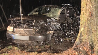 16.09.2022, Niedersachsen, Bippen: Das zerknautsche Wrack steht noch neben einem Baum. Ein 31 Jahre alter Autofahrer ist im Landkreis Osnabrück mit seinem Wagen gegen einen Baum gefahren und dabei ums Leben gekommen. Ein Passant habe am Freitagabend beobachtet, wie das Auto in Bippen in einer Linkskurve von der Fahrbahn abkam. Foto: Ulf Zurlutter/Nord-West-Media/dpa +++ dpa-Bildfunk +++