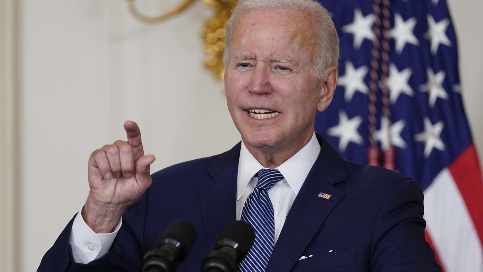 ARCHIV - 16.08.2022, USA, Washington: Joe Biden, Präsident der USA, spricht vor der Unterzeichnung eines Gesetzes der Demokraten zum Klimawandel und zur Gesundheitsversorgung im State Dining Room des Weißen Hauses. Biden hat Taiwan im Angriffsfall er