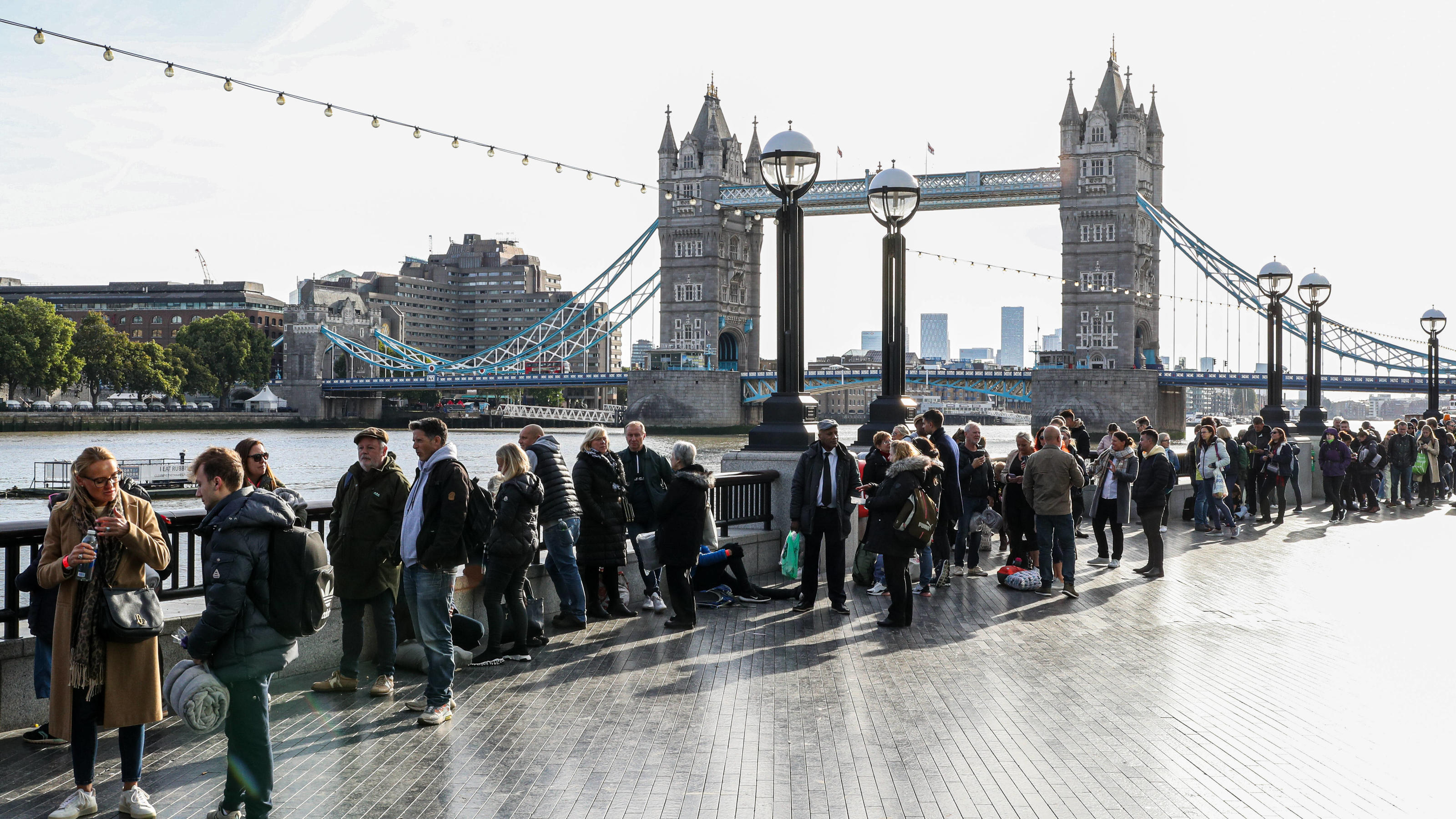 Menschen in London in der Schlange.