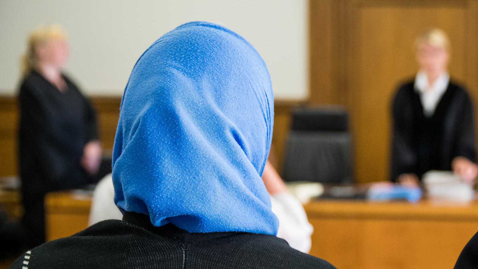 Die wegen Entziehung Minderjähriger Angeklagte Maria L. (l) steht am 20.07.2017 zu Prozessbeginn im Landgericht in Nürnberg (Bayern) neben ihrem Anwalt Axel Küster. Zusammen mit ihren vier Kindern soll die 40 Jahre alte Mutter nach Syrien gereist sei
