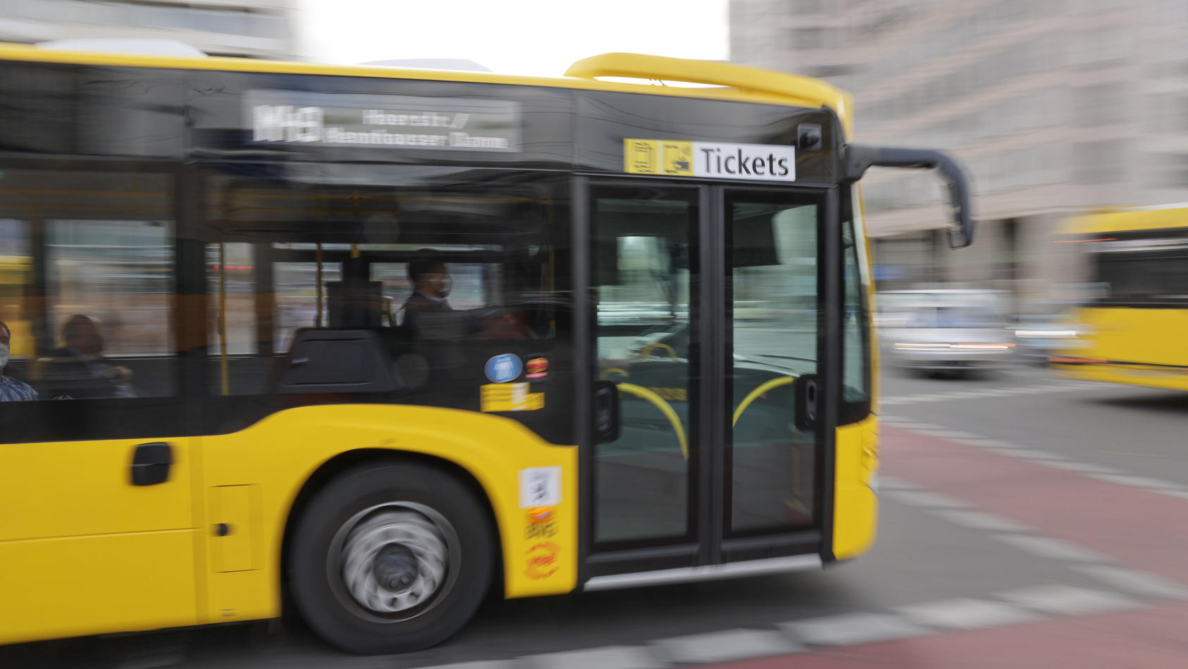 15.09.2022, Berlin: Ein BVG-Bus fährt am Zoologischen Garten vorbei.  Berlin bekommt ein zeitlich befristetes  29-Euro-Ticket für den Nahverkehr. Es soll von Oktober bis Dezember nur innerhalb der Stadt gelten und nur im Abo zu haben sein. Für einzel
