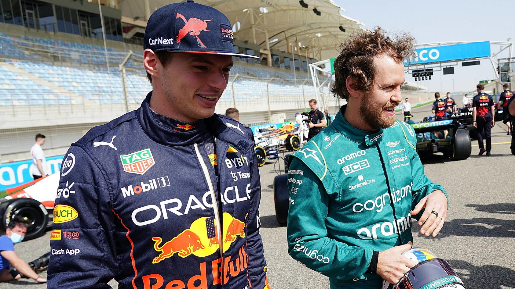  Formel 1 Testfahrten in Bahrain 2022 / 10.03.2022, Bahrain International Circuit, Sakhir, Formel 1 Testfahrten in Bahrain 2022 , im Bild Max Verstappen NEL, Oracle Red Bull Racing, Sebastian Vettel DEU, Aston Martin Aramco Cognizant Formula One Team