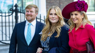  Prinzessin Amalia der Niederlande wird Staatsrad in Den Haag eingeführt  08-12-2021 The Hague Princess Amalia introduced into the Council of State  Raad van State with King Willem-Alexander and Queen Maxima and Thom de Graaf at the Ballroom of Kneuterdijk palace in The Hague.  PUBLICATIONxINxGERxSUIxAUTxONLY Copyright: xPPEx
