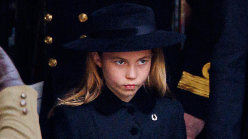 Auch Prinzessin Charlotte gedenkt ihrer Urgroßmutter - mit einer Hufeisen-Brosche.