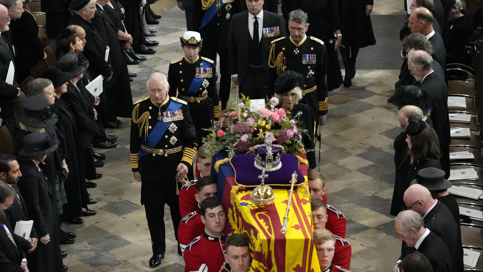ティッカー – 女王に別れを告げる: 家族のサークルに埋葬された棺