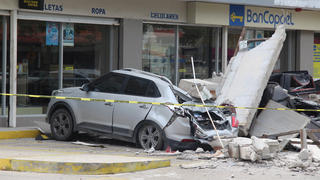 Zerstörte Autos in der Stadt Manzanillo. Dort starb auch ein Mensch.