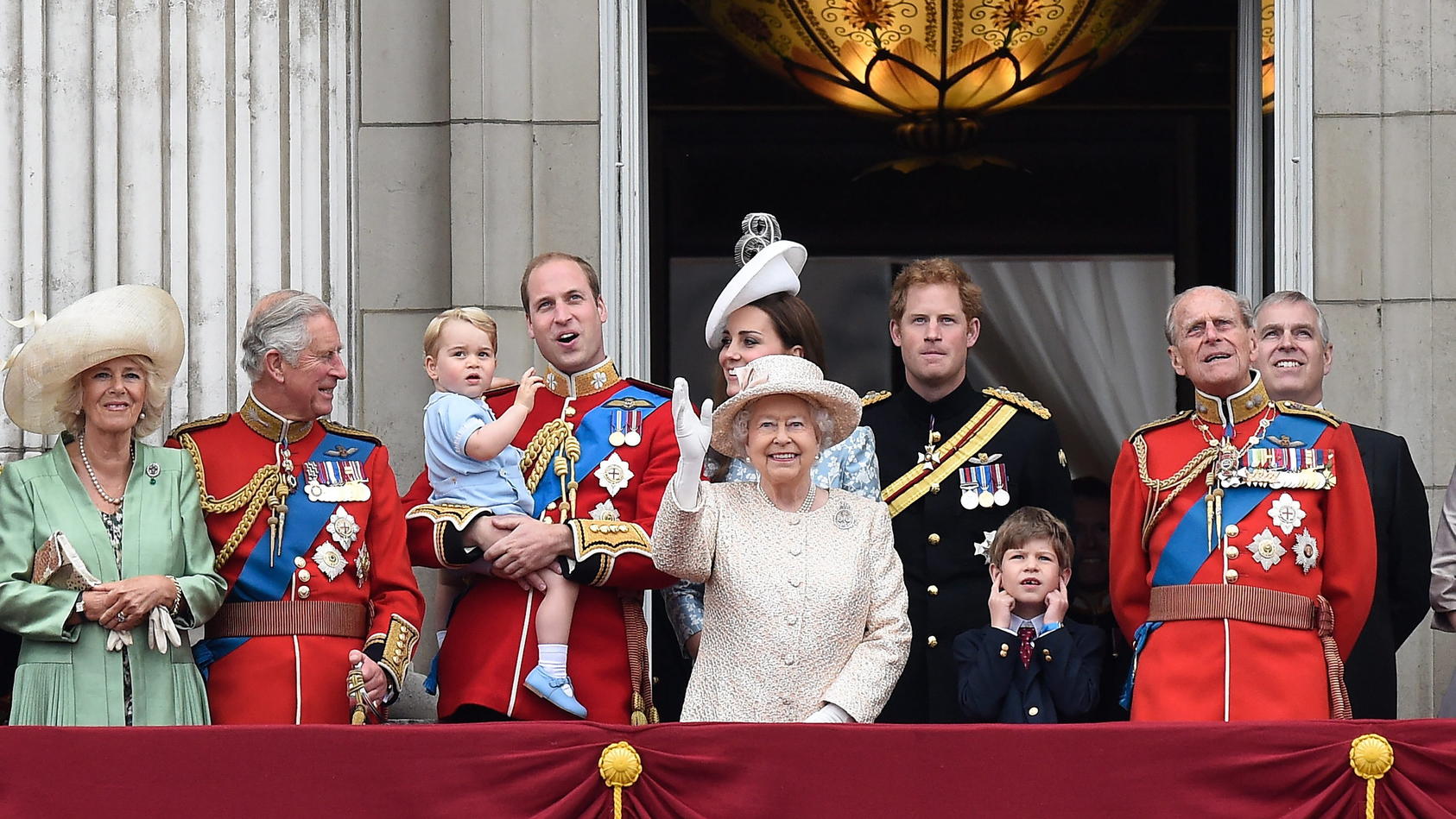 ARCHIV - 13.06.2015, Großbritannien, London: Die britische Königin Elizabeth II. (Mitte) und weitere Mitglieder der königlichen Familie (l-r): Camilla, Herzogin von Cornwall, Prinz Charles, Prinz George, Prinz William, Catherine, Herzogin von Cambrid