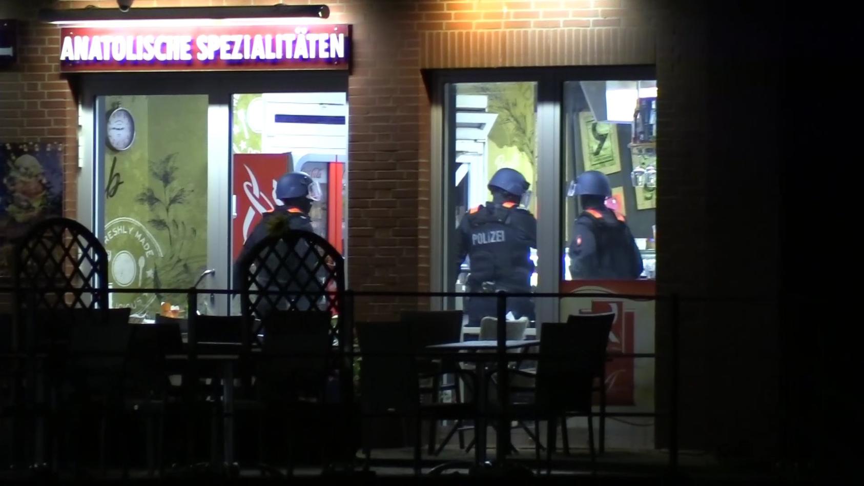 Auf der Terrasse eines türkischen Restaurants in Stade fand die Polizei einen 23-Jährigen mit einer Schussverletzung.