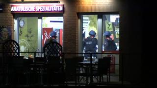 Auf der Terrasse eines türkischen Restaurants in Stade fand die Polizei einen 23-Jährigen mit einer Schussverletzung.