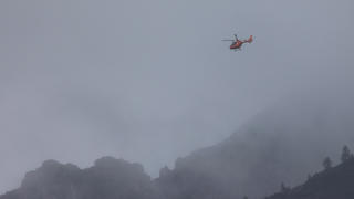 HANDOUT - 17.09.2022, Bayern, Ramsau: Mit einem Hubschrauber suchen Rettungskräfte der Bergwacht bei Berchtesgaden am Hochkalter nach einem vermissten Wanderer. Der 24-Jährige war am Samstag (17.09.2022) bei Schneefall zu einer hochalpinen Tour aufgebrochen, war gestürzt und hatte die Rettungskräfte alarmiert. (zu dpa: «Suche nach verunglücktem Bergsteiger weiterhin erfolglos») Foto: -/Bergwacht Ramsau/dpa +++ dpa-Bildfunk +++