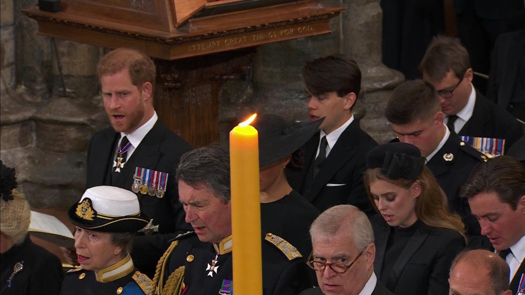 Herzogin Meghan wurde auf den TV-Bildern während der Trauerfeier  in Westminster Abbey von einer Kerze verdeckt. Fans vermuten dahinter eine Verschwörung gegen die 41-Jährige.