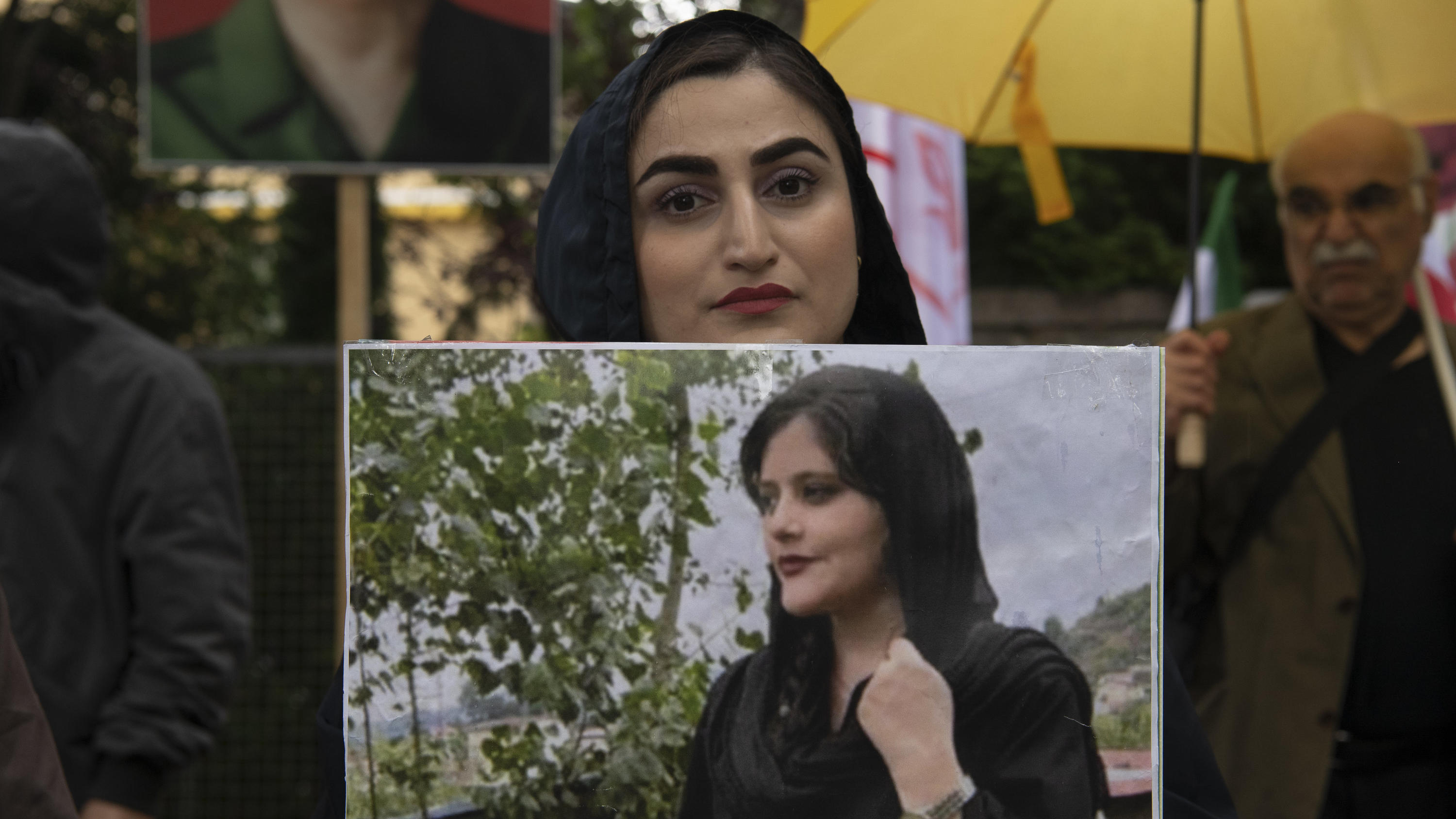 20.09.2022, Berlin: Bei einem Protest des Nationalen Widerstandsrates Iran (NWRI) vor der iranischen Botschaft in Berlin hält eine Frau ein Bild der verstorbenen Mahsa Amini in Händen. Die junge Frau war am vergangenen Dienstag von der Sitten- und Re