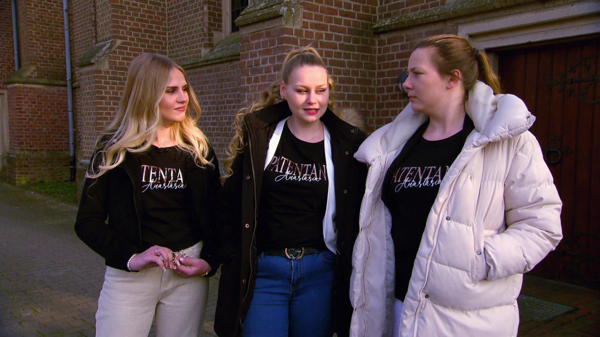 Die Taufpatinnen Estefania, Sarah-Jane und Sarafina tragen besondere T-Shirts an Anastasias großem Tag.