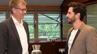 Burkhard Blienert (links), Beauftragter der Bundesregierung für Sucht- und Drogenfragen mit Schauspieler Jan Kittmann am Set von GZSZ. Die Verwendung des sendungsbezogenen Materials ist nur mit dem Hinweis und Verlinkung auf RTL+ gestattet.