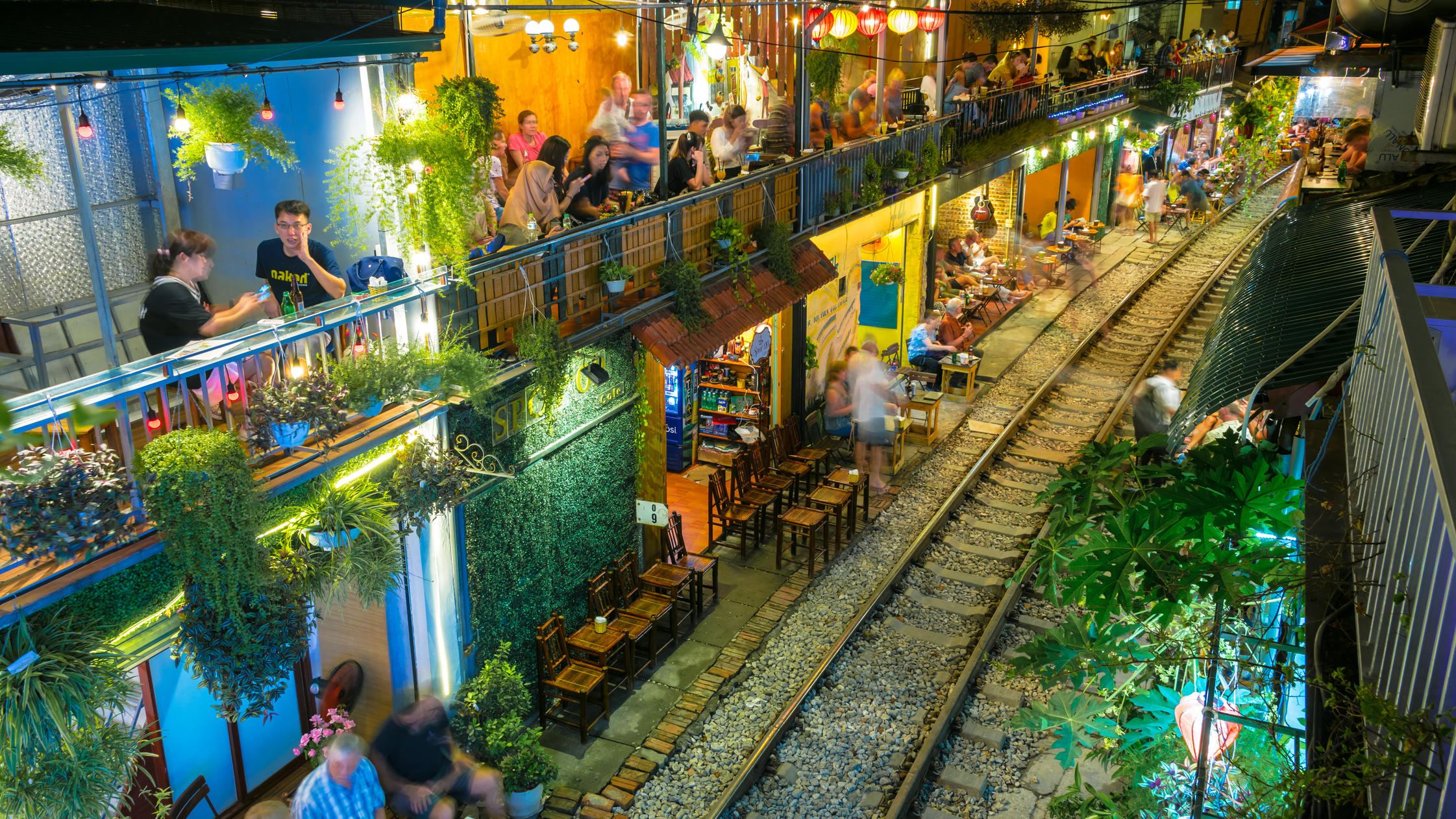 Restaurants und Cafés in der beliebten Zugstraße in Hanoi.