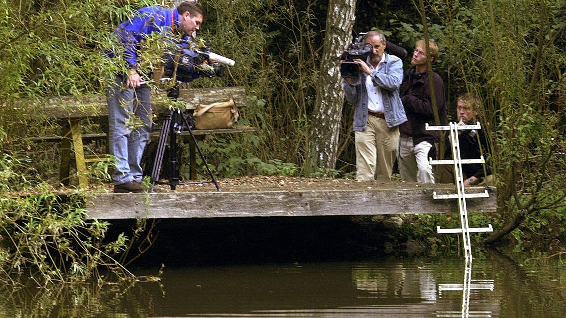Kamerateams filmen am 2.10.2002 einen Steg am Rande eines Waldsees bei Schlüchtern in Osthessen. Hier war am 1. Oktober die Leiche des ermordeten elfjährigen Frankfurter Bankierssohns Jakob von Metzler gefunden worden. Unterdessen wurde ein 27-jährig
