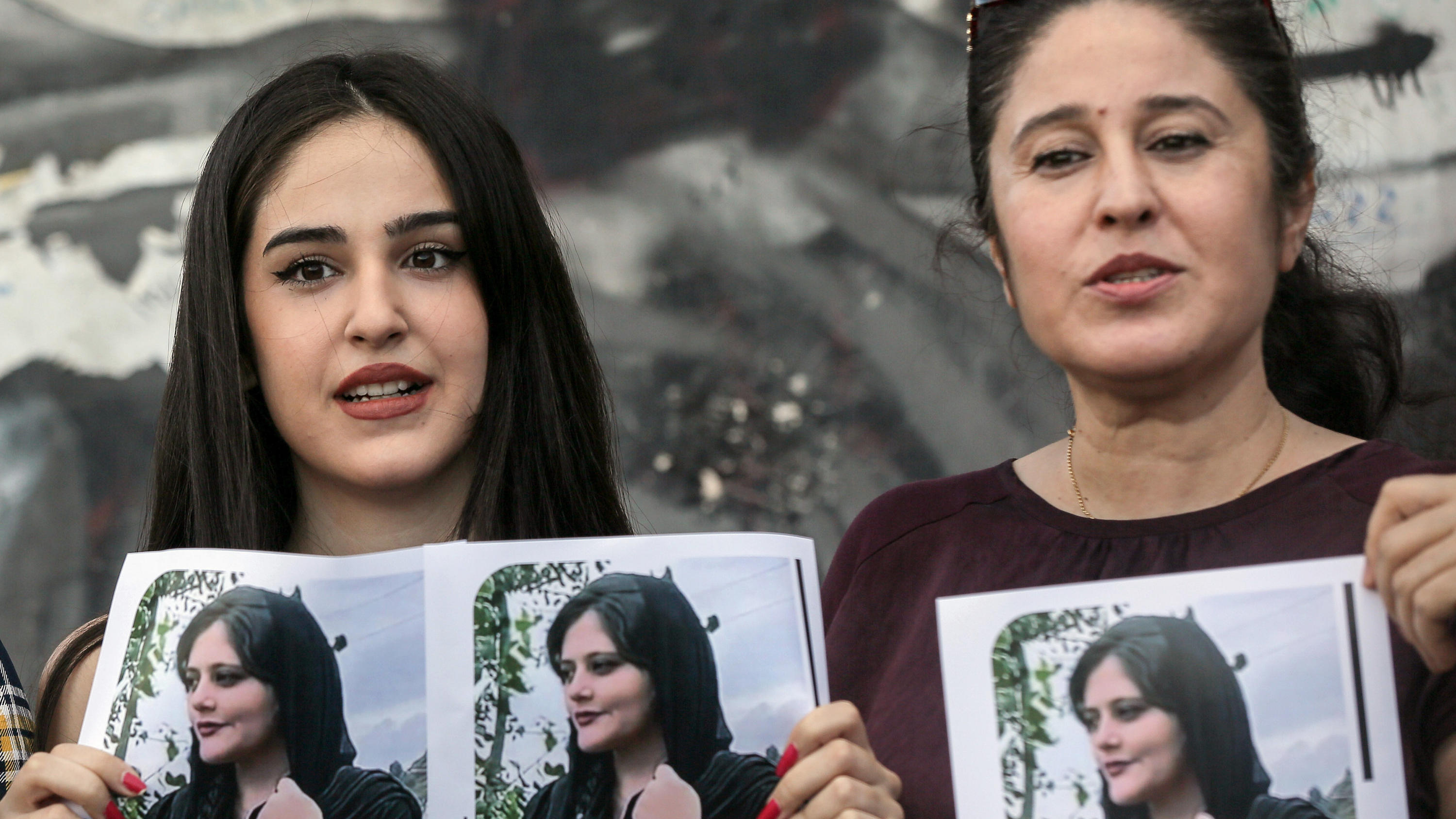 21.09.2022, Libanon, Beirut: Kurdische Frauen halten Bilder von der verstorbenen Iranerin Mahasa Amini.Auslöser der Proteste ist der Tod der 22-jährigen Mahsa Amini. Sie war vor gut einer Woche von der Sittenpolizei wegen ihres «unislamischen Outfits