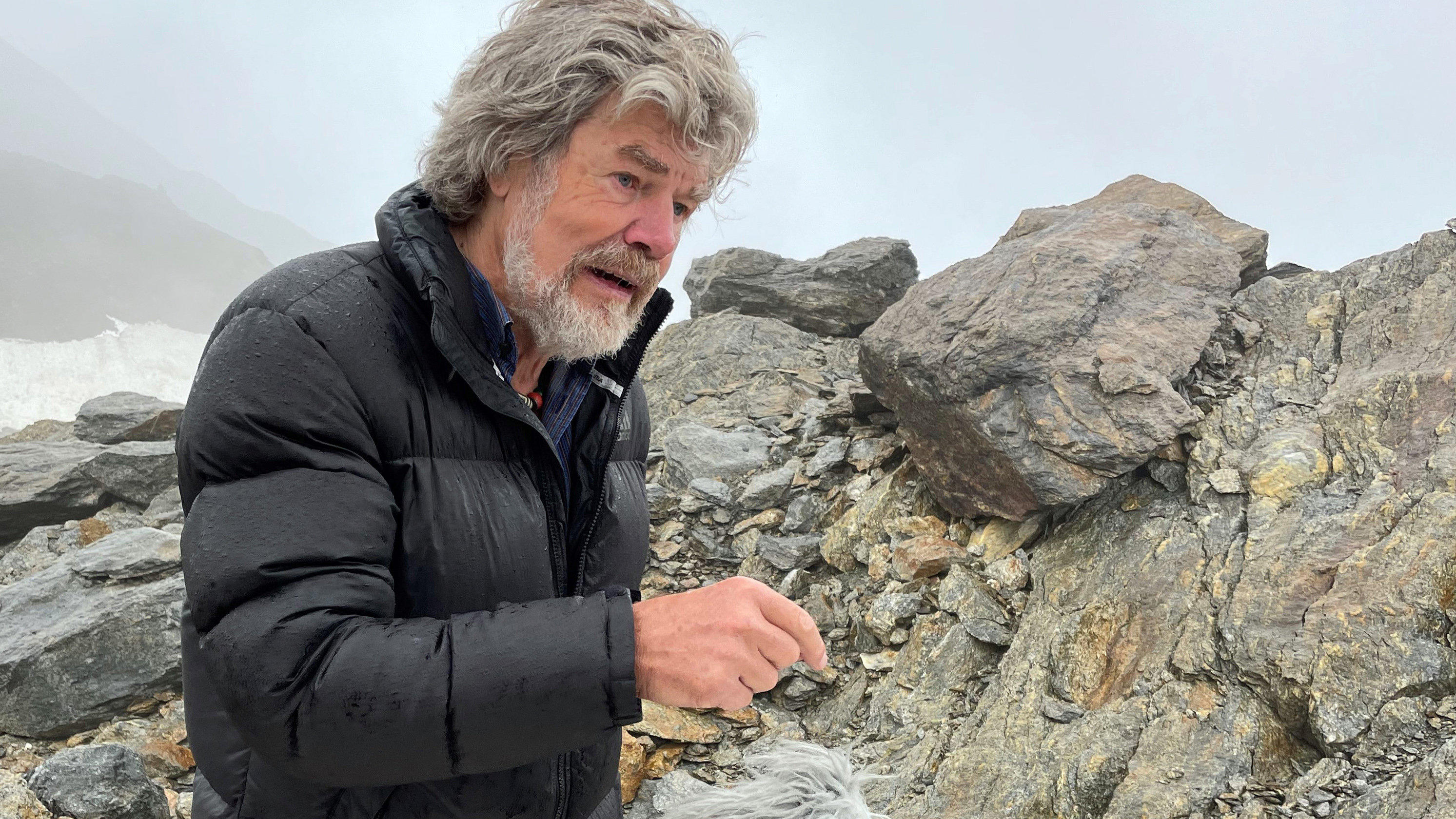 ARCHIV - 15.09.2021, Italien, Tisenjoch: Extrem-Bergsteiger Reinhold Messner bei einem Interview am Fundort der Gletschermumie Ötzi anlässlich des 30. Jahrestags des Funds. 