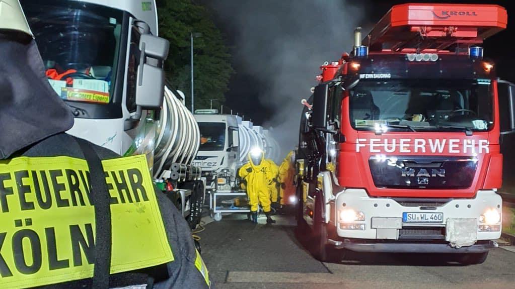Die Feuerwehren Köln und Rösrath im Einsatz wegen ausgetretener Salzsäure.  (Foto: Facebook Feuerwehr Köln)