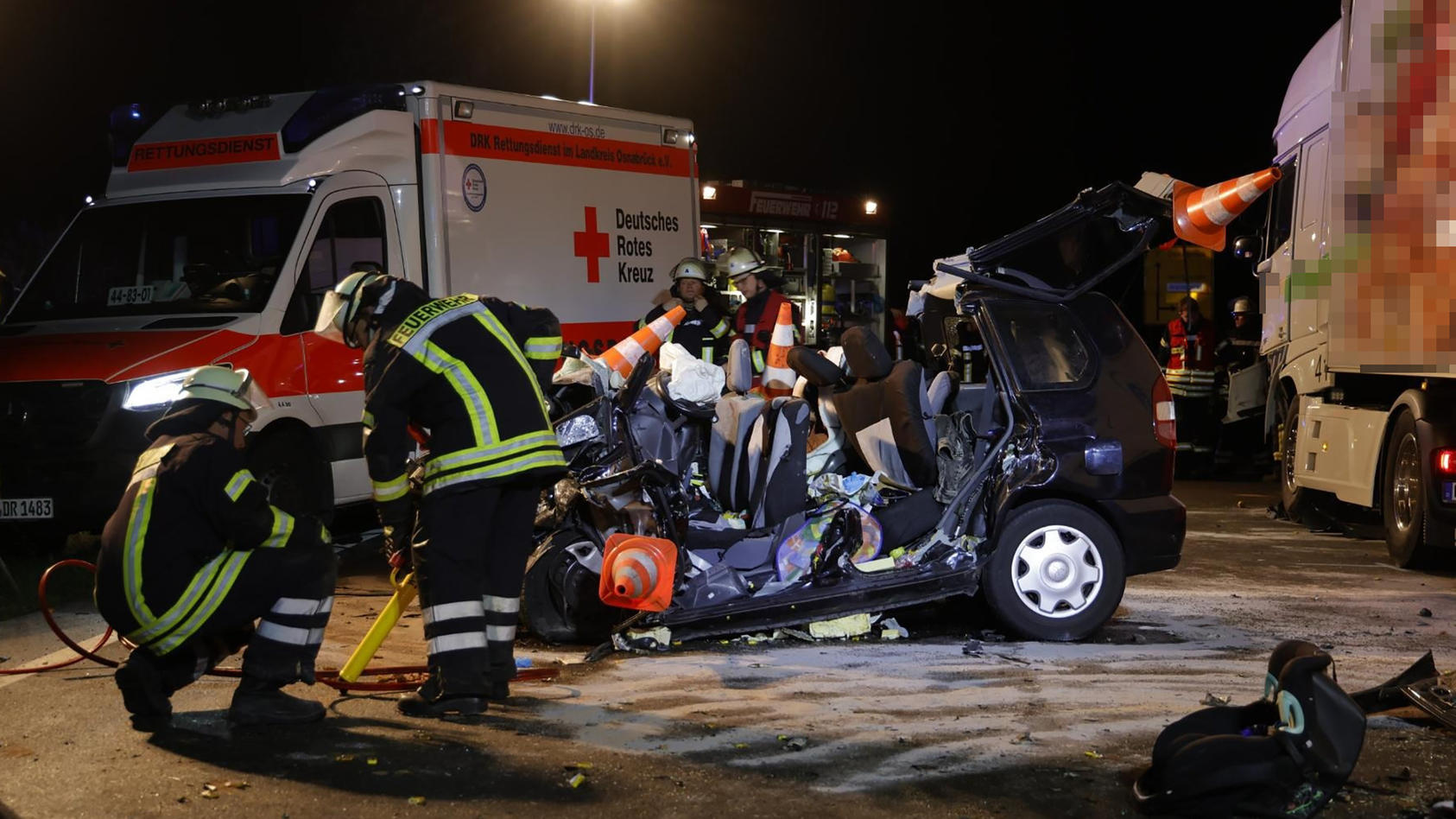 Unfall Auf B51 In Bohmte: Familienauto Kracht Frontal In Lkw - Baby ...