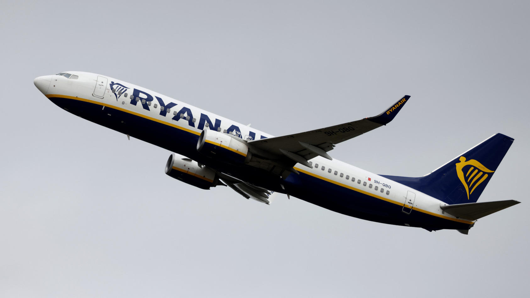 ARCHIV - 08.07.2022, Nordrhein-Westfalen, Köln: Eine Passagiermaschine der Fluggesellschaft Ryanair startet am Flughafen Köln/Bonn. Der Billigflieger Ryanair will angesichts von teurem Sprit die Preise anheben. (zu dpa "Teurer Sprit und große Nachfra