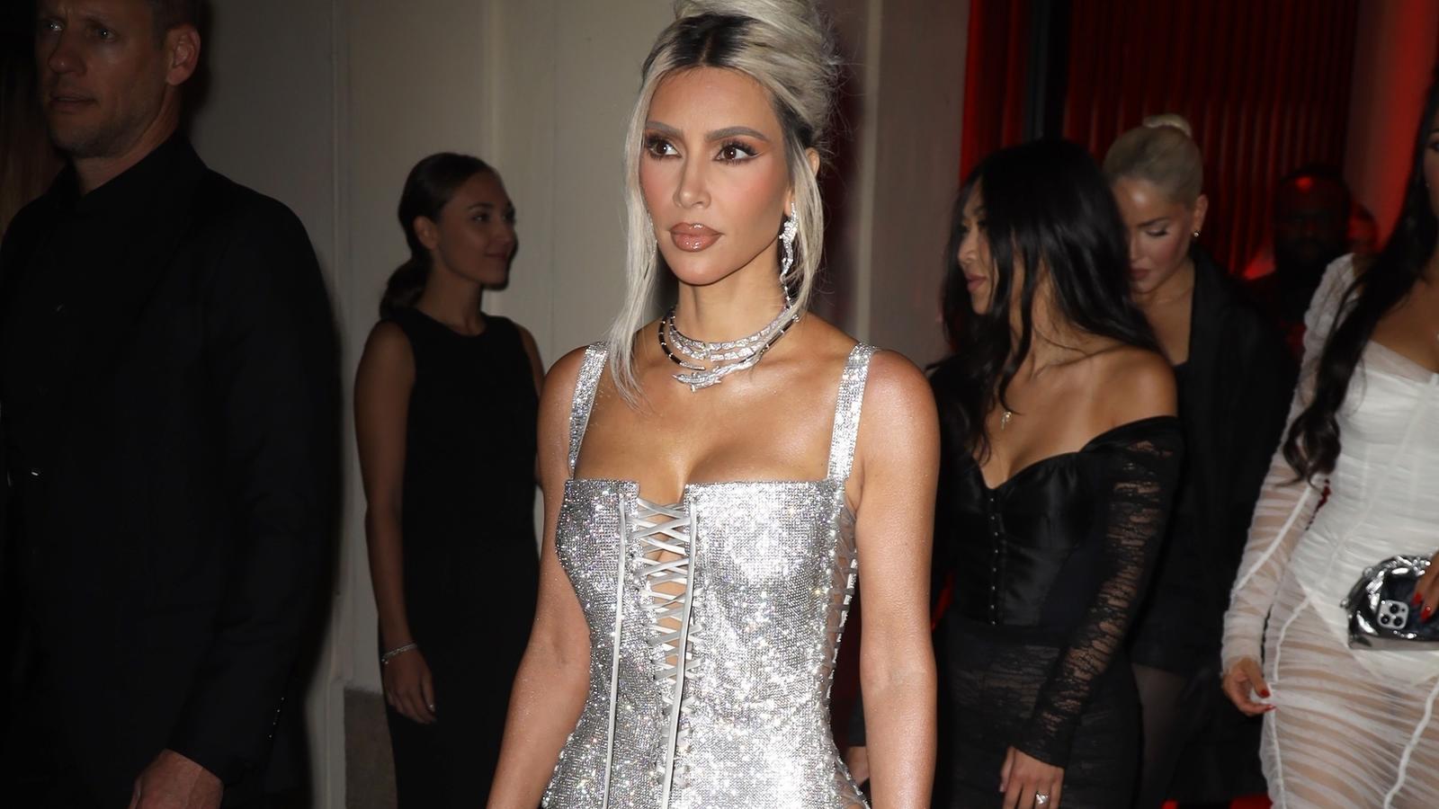 Bekloppt-Auftritt von Kim K - Kim Kardashian muss Treppe hochhoppeln