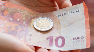 ARCHIV - 10.02.2022, Berlin: Eine Person hält 12 Euro in der Hand. Der gesetzliche Mindestlohn steigt zum 1. Oktober auf 12 Euro je Stunde von zuvor 10,45 Euro. Seit 2015 ist der Mindestlohn damit um mehr als 40 Prozent gestiegen. Foto: Fernando Gutierrez-Juarez/dpa-Zentralbild/dpa +++ dpa-Bildfunk +++