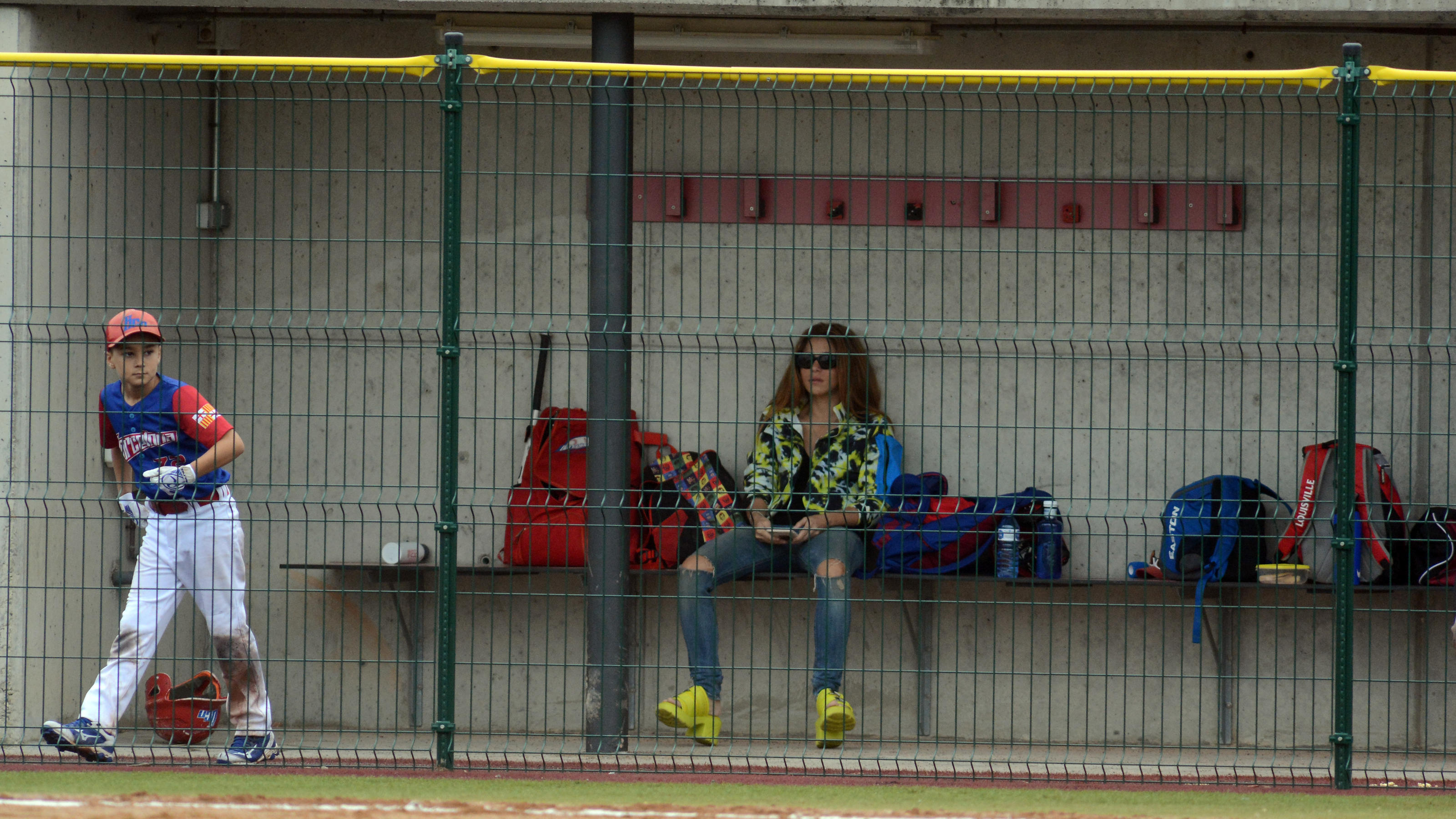 Shakira sitzt beim Baseballspiel ihres Sohnes Milan alleine auf der Bank