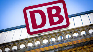 ARCHIV - 15.05.2022, Niedersachsen, Hannover: Das Logo der Deutschen Bahn am Hauptbahnhof. Der Aufsichtsrat der Deutschen Bahn AG kommt am 28.09.2022 zusammen. Foto: Moritz Frankenberg/dpa +++ dpa-Bildfunk +++