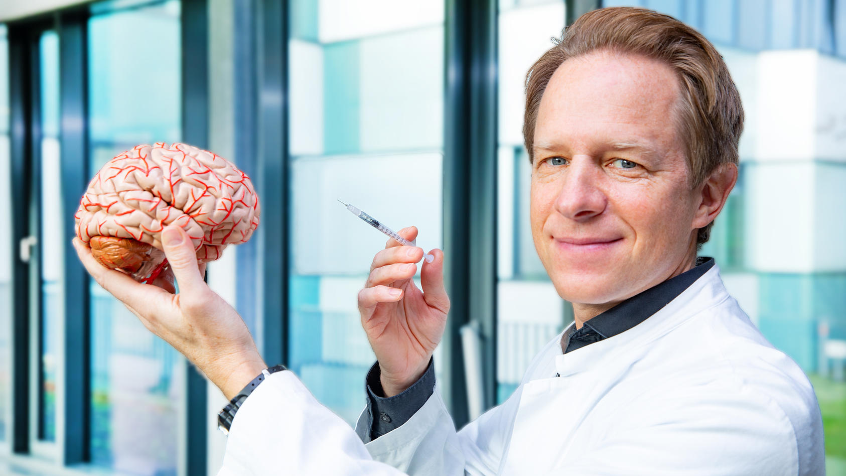 Professor Dr. Tillmann Krüger hat gezeigt, das Botulinumtoxin-Spritzen nicht nur Muskeln beeinflussen, sondern auch das emotionale Steuerzentrum im Gehirn.