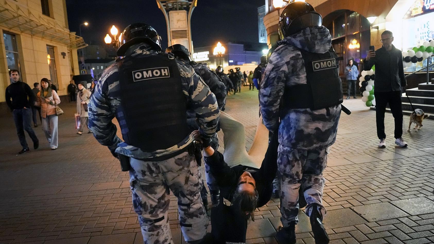 die-russischen-behorden-gehen-streng-gegen-russische-demonstranten-vor